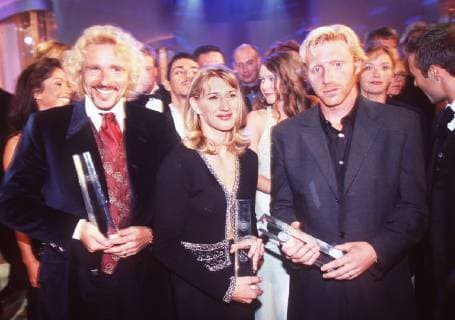Steffi GRAF wird am 14. Juni 2019 50 Jahre alt, SN07109914VM.jpg Unterhaltung Fernsehen Thomas GOTTSCHALK(li.), Deutschland, Showmaster, Steffi GRAF, Deutschland, Ex-Tennisspielerin, Boris BECKER, Deutschland, Ex-Tennisspieler, stehen nebeneinander, halten Auszeichnungen in Haenden vom Deutschen Fernsehpreis aÇ99; Halbdfigur, Querformat. a