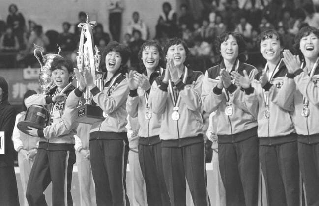 (190612) -- BEIJING, June 12, 2019 (Xinhua) -- Members of the women s volleyball team of China attend the awarding ceremony after winning the gold medal with seven straight victories at the FIVB Women s Volleyball World Cup in Osaka, Japan, Nov. 16, 1981. This year marks the 70th anniversary of the founding of the People s Republic of China (PRC). On April 5, 1959, Rong Guotuan won the champion of the men s singles event at the 25th ITTF World Table tennis, Tischtennis Championships in Dortmund, Germany, becoming China s first ever world champion. Chinese players have made more achievements during the 60 years since then. (Xinhua Li Qirong) (SP)CHINA-BEIJING-70TH ANNIVERSARY OF PRC FOUNDING-CHINESE SPORTS HISTORY-BALL GAMES