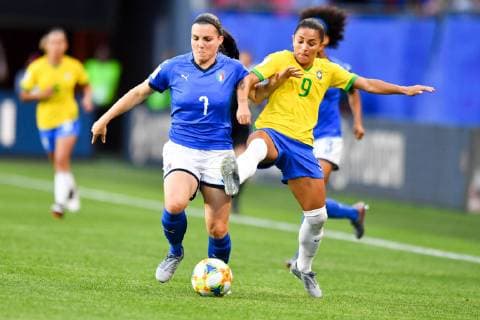 Zweikampf, Spielszene, Duell, duel, tackle, tackling, Dynamik, Action, Alia Guagni (Italien) (7) mit Debinha (Brasilien) (9), 18.06.2019, Valenciennes (Frankreich), Fussball, FIFA Frauen-WM 2019, Italien - Brasilien, FIFA REGULATIONS PROHIBIT ANY USE OF PHOTOGRAPHS AS IMAGE SEQUENCES AND OR QUASI-VIDEO.