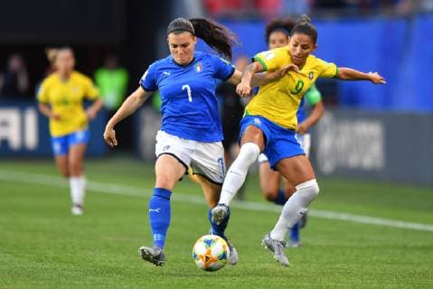 Zweikampf, Spielszene, Duell, duel, tackle, tackling, Dynamik, Action, Alia Guagni (Italien) (7) mit Debinha (Brasilien) (9), 18.06.2019, Valenciennes (Frankreich), Fussball, FIFA Frauen-WM 2019, Italien - Brasilien, FIFA REGULATIONS PROHIBIT ANY USE OF PHOTOGRAPHS AS IMAGE SEQUENCES AND OR QUASI-VIDEO.