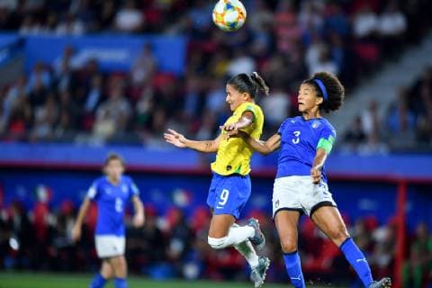 Kopfball, Kopfballduell, Spielszene, Zweikampf in der Luft, Aktion, Action Debinha (Brasilien) (9) Sara Gama (Italien) (3), 18.06.2019, Valenciennes (Frankreich), Fussball, FIFA Frauen-WM 2019, Italien - Brasilien, FIFA REGULATIONS PROHIBIT ANY USE OF PHOTOGRAPHS AS IMAGE SEQUENCES AND OR QUASI-VIDEO.