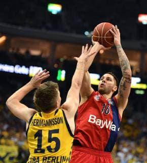 Stefan Jovic (FC Bayern), beim Wurf, vorne Martin Hermannsson (ALBA), ALBA Berlin - FC Bayern München Basketball Basketball, easyCredit BBL, Deutsche Meisterschaft, Playoff, playoffs, play-off, DM-playoff, Endspiele, Finale, 2. Spiel, Spiel 2,Herren, men, Saison 2018 2019 Berlin, 19.6.2019 Mercedes Benz Arena