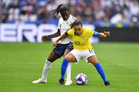 Zweikampf, Spielszene, Duell, duel, tackle, tackling, Dynamik, Action, Viviane Asseyi (Frankreich) (18) mit Marta (Brasilien) (10), 23.06.2019, Le Havre (Frankreich), Fussball, FIFA Frauen-WM 2019, Achtellfinale Frankreich - Brasilien, FIFA REGULATIONS PROHIBIT ANY USE OF PHOTOGRAPHS AS IMAGE SEQUENCES AND OR QUASI-VIDEO.