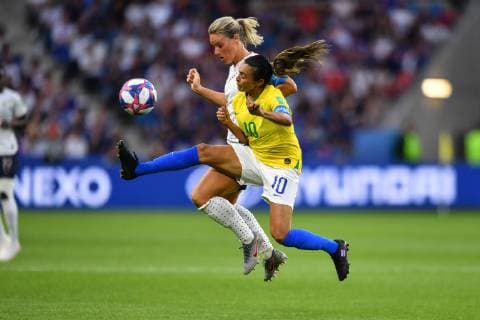 Zweikampf, Spielszene, Duell, duel, tackle, tackling, Dynamik, Action, um den Ball Amandine Henry (Frankreich) (6) und Marta (Brasilien) (10), 23.06.2019, Le Havre (Frankreich), Fussball, FIFA Frauen-WM 2019, Achtellfinale Frankreich - Brasilien, FIFA REGULATIONS PROHIBIT ANY USE OF PHOTOGRAPHS AS IMAGE SEQUENCES AND OR QUASI-VIDEO.