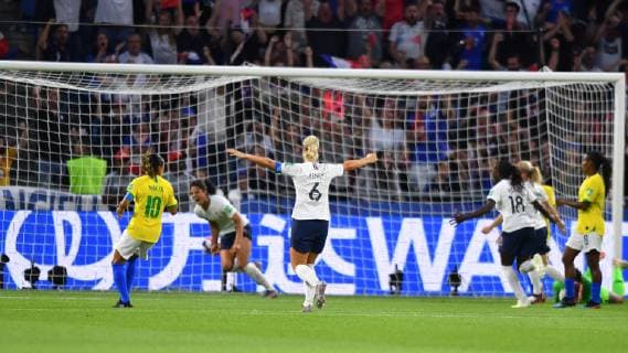 Jubel, Freuen, celebrate, happy, cheer , Goal Celebration Amandine Henry (Frankreich) (6) im Vordergrund - im Hintergrund dreht Torschützin Valerie Gauvin (Frankreich) (13) jubelnd ab, 23.06.2019, Le Havre (Frankreich), Fussball, FIFA Frauen-WM 2019, Achtellfinale Frankreich - Brasilien, FIFA REGULATIONS PROHIBIT ANY USE OF PHOTOGRAPHS AS IMAGE SEQUENCES AND OR QUASI-VIDEO.