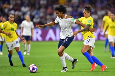 Zweikampf, Spielszene, Duell, duel, tackle, tackling, Dynamik, Action, Wendie Renard (Frankreich) (3) Cristiane (Brasilien) (11), 23.06.2019, Le Havre (Frankreich), Fussball, FIFA Frauen-WM 2019, Achtellfinale Frankreich - Brasilien, FIFA REGULATIONS PROHIBIT ANY USE OF PHOTOGRAPHS AS IMAGE SEQUENCES AND OR QUASI-VIDEO.