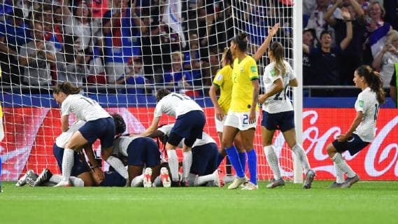 Jubel, Freuen, celebrate, happy, cheer , Goal Celebration Frankreich 2:1, 23.06.2019, Le Havre (Frankreich), Fussball, FIFA Frauen-WM 2019, Achtellfinale Frankreich - Brasilien, FIFA REGULATIONS PROHIBIT ANY USE OF PHOTOGRAPHS AS IMAGE SEQUENCES AND OR QUASI-VIDEO.