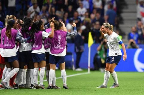 Jubel, Freuen, celebrate, happy, cheer , Goal Celebration Frankreich Ersatzbank mit Torschützin Amandine Henry (Frankreich) (6), 23.06.2019, Le Havre (Frankreich), Fussball, FIFA Frauen-WM 2019, Achtellfinale Frankreich - Brasilien, FIFA REGULATIONS PROHIBIT ANY USE OF PHOTOGRAPHS AS IMAGE SEQUENCES AND OR QUASI-VIDEO.