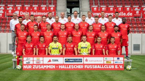 HFC Hallescher Fussballclub e.V; 3.Liga, Porträttermin 2019 2020, Mannschaftsfoto, hi. Reihe v.li.: Ralf Heskamp (Sportdirektor), Dr. Thomas Bartels (Mannschaftsarzt, Dagmar Schulze (technische Mitarbeiterin), Walter Moissejenko (Physiotherapeut), Steve Rohr (Physiotherapeut), Mario Nickeleit (Teamleiter), Marian Unger (Torwarttrainer), Michael Hiemisch (Co-Trainer), Torsten Ziegner (Cheftrainer) 2.Reihe v.li.: Davud Tuma (11), Erik Henschel (17), Niklas Kastenhofer (3), Björn Jopek (25), Dennis Mast (16), Nick Galle (27), Florian Hansch (20), Jannes Vollert (5), Ishmael Schubert-Abubakari (14) 3.Reihe v. li.: Jonas Nietfeld (33), Fynn Arkenberg (19), Tobias Schilk (2), Mathias Fetsch (10), Sebastian Mai (26), Jan Washausen (21), Pascal Sohm (09), Antonios Papadopoulos (8) vo.Reihe v.li.: Bentley Baxter Bahn (7), Niklas Landgraf (31), Kai Eisele (1), Toni Lindenhahn (6), Tom Müller (32), Julian Guttau (24), Patrick Göbel (44) Halle Saale Sachsen-Anhalt Deutschland