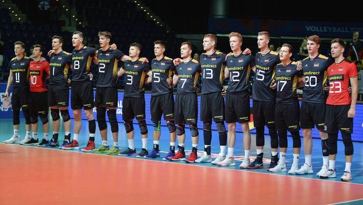 Volleyball, Nations League 2019, Leipzig (28. - 30. Juni 2019), Partie Deutschland vs. Portugal (28.06.2019) Das deutsche Team Lukas Kampa (Deutschland, Kapitaen, Nr. 11), Julian Zenger (Deutschland, Nr. 10), Christian Fromm (Deutschland, Nr. 1), Marcus Boehme (Deutschland, Nr. 8), Tobias Krick (Deutschland, Nr. 2), Ruben Schott (Deutschland, Nr. 3), Moritz Reichert (Deutschland, Nr. 5), David Sossenheimer (Deutschland, Nr. 7), Simon Hirsch (Deutschland, Nr. 13), Anton Brehme (Deutschland, Nr. 12), Noah Baxpoehler (Deutschland, Nr. 15), Jan Zimmermann (Deutschland, Nr. 17), Linus Weber (Deutschland, Nr. 20), Tim Peter (Deutschland, Nr. 23) (v.l.n.r.) im Spiel Deutschland gegen Portugal (28.06.2019). Leipzig Sachsen Deutschland Arena Leipzig