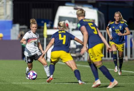 Frankreich, Rennes, Roazhon Park, 29.06.2019, Fussball - FIFA Frauen-WM - Viertelfinale - Deutschland - Schweden Bild: v. l. Linda Dallmann (Deutschland, 16), Hanna Glas (Schweden, 4), Nilla Fischer (Schweden, 5) und Sofia Jakobsson (Schweden, 10) Copyright: HMBxMedia xHeikoxBecker