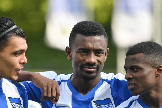 Javairo Dilrosun (Hertha BSC), Salomon Kalou (Hertha BSC), und Karim Rekik (Hertha BSC), Hertha BSC-Training im Amateurstadion 1.Bundesliga 2019 2020 Fußball, Fussball, soccer, Training, Auftakttraining, Vorbereitung, Männer, Männer, Herren, Deutschland, Germany, Berlin, 1.7.2019