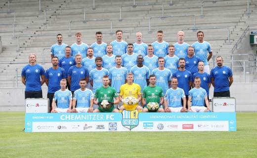 Chemnitzer FC; 3.Liga, Regionalliga, Teampräsaentation Porträttermin 2019 2020, Mannschaftsfoto , hinten v.l.: Rafael Garcia, Tim Campulka, Kostadin Velkov, Matti Langer, Clemens Schoppenhauer, Daniel Frahn, Jan - Pelle Hoppe, Marcelo de Freitas Costa , Mitte 1. v.l.: Mannschaftsleiter Torsten Bittermann, Pascal Itter, Tobias Müller, Georgi Sarmov, Paul Milde, Erik Tallig, Physiotherapeut Olaf Renn , mitte 2. v.l.: Torwarttrainer Marcel Höttecke Hoettecke, Co-Trainer Sreto Ristic, Trainer David Bergner, Niklas Hoheneder, Dejan Bozic, Tarsis Bonga, Sören Reddemann, Physiotherapeut Florian Braband, Mannschaftsarzt Jörg Leibiger, Mannschaftsarzt Kristian Schaper , vorn v.l.; Jakob Gesien, Ioannis Karsanidis, Sönke Günther Guenther, Torwart Jakub Jakubov, Torwart Joshua Mroß Mross, Timo Mauer, Nils Blumberg , Chemnitz, 01.07.2019, Stadion Chemnitz, Fussball ,