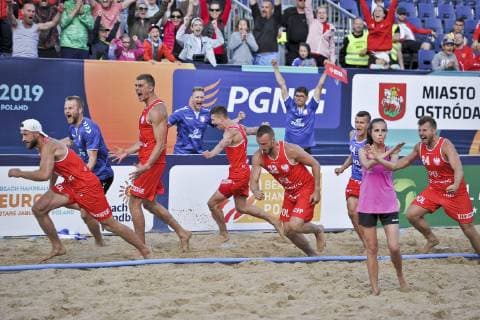2019.07.02 Stare Jablonki Pilka reczna plazowa Mezczyzn Mistrzostwa Europy EURO 2019 Polska - Szwecja N z Mateusz Orlowski, Marcin Miedzinski, Milosz Rupp, Mikolaj Czaplinski, Lukasz Niedzielak, radosc, wygrana, zwyciestwo Foto Marcin Bulanda PressFocus 2019.07.02 Stare Jablonki Beach Handball Men s European Championship, EM, Europameisterschaft EURO 2019 Polska - Szwecja Mateusz Orlowski, Marcin Miedzinski, Milosz Rupp, Mikolaj Czaplinski, Lukasz Niedzielak, radosc, wygrana, zwyciestwo Credit: Marcin Bulanda PressFocus NEWSPIX.PL --- Newspix.pl 20190702PF_MB458