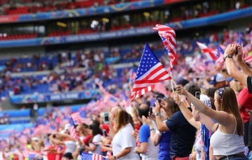 02.07.2019, xcex, FRA, Lyon, Stade de Lyon, Frauenfussball, WM, Weltmeisterschaft, FIFA, Halbfinale FIFA Frauen WM England - USA Fans auf der Tribuene, Zuschauer mit Fahnen, Flaggen, Stimmung, Jubel, Emotionen, Celebration, Symbolbild, England, USA
