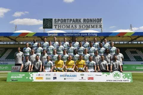 02.07.2019 - SpVgg Greuther Fürth Fuerth - Saison 2019 2012 - Fototermin Porträttermin - Mannschaft Team Kader - Teamfoto Mannschaftsfoto - - hinten von links : Daniel Keita-Ruel (10. SpVgg Greuther Fürth ) Maximilian Bauer (38, SpVgg Greuther Fürth ) Benedikt Zahn (19, SpVgg Greuther Fürth ) Richard Magyar ( 5, SpVgg Greuther Fürth ) Mergim Mavraj (20, SpVgg Greuther Fürth ) Paul Jäckel Jaeckel ( 23, SpVgg Greuther Fürth ) Paul Seguin (33, SpVgg Greuther Fürth ) David Raum (11, SpVgg Greuther Fürth ) 2.Reihe von hinten: Marvin Stefaniak (34, SpVgg Greuther Fürth ) Shawn Parker (9, SpVgg Greuther Fürth ) Daniel Steininger ( 31, SpVgg Greuther Fürth ) Robin Kehr (7, SpVgg Greuther Fürth ) Elias Abouchabaka (8, SpVgg Greuther Fürth ) Kenny Prince Redondo (27, SpVgg Greuther Fürth ) Marco Caligiuri (13, SpVgg Greuther Fürth ) Julian Green (37, SpVgg Greuther Fürth ) Nik Omladic (21, SpVgg Greuther Fürth ) 2.Reihe von vorne: Andre Mijatovic (Co-Trainer SpVgg Greuther Fürth ) Petr Ruman ( Co-Trainer SpVgg Greuther Fürth ) Stefan Leitl (Trainer SpVgg Greuther Fürth ) Maximilian Sauer (24, SpVgg Greuther Fürth ) Marco Meyerhöfer Meyerhoefer (18, SpVgg Greuther Fürth ) Hans Nunoo Sarpei (14, SpVgg Greuther Fürth ) Sebastian Ernst (15, SpVgg Greuther Fürth ) Michael Schleinkofer (Athletik-Trainer SpVgg Greuther Fürth ) Benjamin Ngarambe (Physio SpVgg Greuther Fürth ) Patrick Rutte (Physio SpVgg Greuther Fürth ) vorne von links : Christian Fiedler (Torwarttrainer SpVgg Greuther Fürth ) Ole Marschall ( SpVgg Greuther Fürth ) Alexander Lungwitz (36, SpVgg Greuther Fürth ) Marius Funk (1, SpVgg Greuther Fürth ) Sascha Burchert (30, SpVgg Greuther Fürth ) Leon Schaffran (25, SpVgg Greuther Fürth ) Maximilian Wittek (3, SpVgg Greuther Fürth ) Carsten Klee (Chef-Physio SpVgg Greuther Fürth ) Daniel Wiegand (Team-Koordinator Zeugwart SpVgg Greuther Fürth )