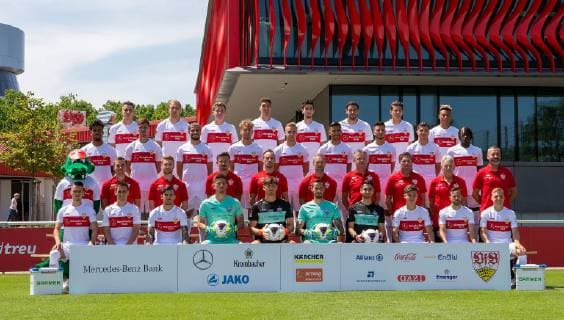 FUSSBALL 2. BUNDESLIGA SAISON 2019 2020 03.07.2019 Fototermin beim VfB Stuttgart Mannschaftsfoto, 1. Reihe v.l. Erik Thommy, Philipp Klement, Anastasios Donis, Fabian Bredlow, Gregor Kobel, Jens Grahl, Sebastian Hornung, Mateo Klimowicz, Gonzalo Castro, Santiago Ascacibar 2. Reihe v.l. Maskottchen Fritzle, Emiel Schulze, Marcus Fregin, Martin Franz, Matthias Schiffers, Uwe Gospodarek, Rainer Widmayer, Michael Wimmer, Rainer Ulrich, Tim Walter 3. Reihe v.l. Daniel Didavi, Pascal Stenzel, Emiliano Insua, David Grözinger, David Kopacz, Nicolas Gonzalez, Leon Dajaku, Antonis Aidonis, Tanguy Coulibaly 4. Reihe v.l. Marco Oliver Kempf, Holger Badstuber, Luca Mack, Marcin Kaminski, Atakan Karazor, Hamadi Al Ghaddioui, Mario Gomez, Roberto Massimo Es fehlen Timo Baumgartl, Orel Mangala, Borna Sosa, Chadrac Akolo, Ailton Ferreira Silva