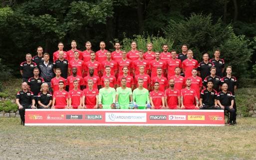 h.v.l. Christopher Busse (Reha Trainer), Keven Schlotterbeck, Marvin Friedrich, Lars Dietz, Florian Hübner, Neven Subotic, Sebastian Polter, Sebastian Andersson, Christopher Trimmel, Frank Placzek (Physiotherapeut), 3.R.v.l. Trainer Urs Fischer, Geschäftsführer Oliver Ruhnert, Co Trainer Markus Hoffmann, Nicolai Rapp, Ken Reichel, Marcus Ingvartsen, Grischa Prömel, Marius Bülter, Robert Andrich, Christian Gentner, Lennard Maloney, Athletiktrainer Martin Krüger, Torwarttrainer Michael Gspurning, 2.R.v.l. Co Trainer Sebastian Bönig, Cihan Kahraman, Anthony Ujah, Sheraldo Becker, Julius Kade, Julian Ryerson, Felix Kroos, Michael Parensen, Christopher Lenz, Florian Flecker, Adrian Wittmann (Videonanalyse), Maximilian Perschk (Physiotherapeut), 1.R.v.l. Sven Weinel (Mannschaftsbetreuer), Susi Kopplin (Mannschaftsleiterin), Maurice Arcones Opfermann, Laurenz Dehl, Joshua Mees, Torwart Jakob Busk, Torwart Rafal Gikiewicz, Torwart Moritz Nicolas, Manuel Schmiedebach, Akaki Gogia, Marcel Hartel, Suchung Kim (Arzt), Thomas Riedel Riedel (Masseur) Fußball Fussball Bundesliga Herren DFL Porträttermin Saison 2019 2020 06.07.2019 Mannschaftsfoto 1.FC Union Berlin FCU Kader, Vorstellung, Präsentation, Pressetermin