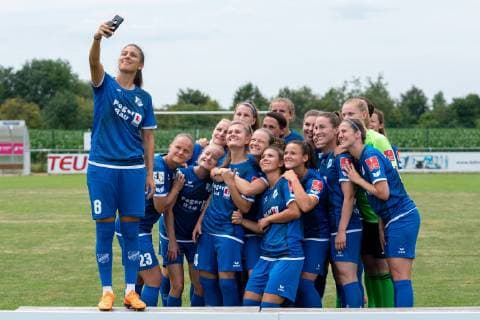 Marina Georgieva (18) fotografiert sich und ihre Mitspielerinnen mit einem Smartphone, Handy, Selfie, Erinnerungsfoto, Mannschaftsfoto, Selbstporträt, Kader, Teamfoto, Spielerinnen vom SC Sand, 06.07.2019, Willstätt Sand (Deutschland), Fussball, Flyeralarm Frauen-Bundesliga, Fototermin SC Sand, DFB DFL REGULATIONS PROHIBIT ANY USE OF PHOTOGRAPHS AS IMAGE SEQUENCES AND OR QUASI-VIDEO.