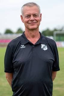 Dr. Paul Hefner (Teamarzt), Porträt, Portrait, Einzelbild, Aktion, Action, 06.07.2019, Willstätt Sand (Deutschland), Fussball, Flyeralarm Frauen-Bundesliga, Fototermin SC Sand, DFB DFL REGULATIONS PROHIBIT ANY USE OF PHOTOGRAPHS AS IMAGE SEQUENCES AND OR QUASI-VIDEO.