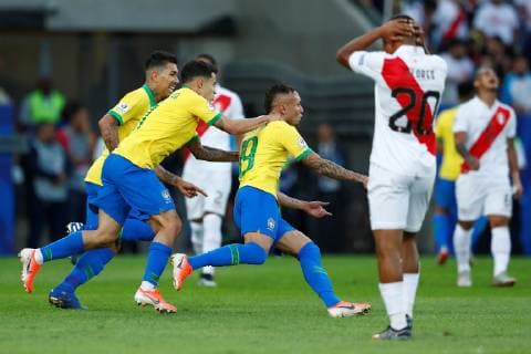 Fußball, Copa America, Finale, Brasilien - Peru Fußball, Copa America, Finale, Brasilien - Peru Brazilian Everton Sousa (C) celebrates with teammate Philippe Coutinho (L) after scoring, during the Copa America 2019 final soccer match between Brazil and Peru, at Maracana Stadium in Rio de Janeiro, Brazil, 7 July 2019. Brazil vs. Peru !ACHTUNG: NUR REDAKTIONELLE NUTZUNG! Copyright: xYurixEdmundox SCA26116 20190707-636981350395248450