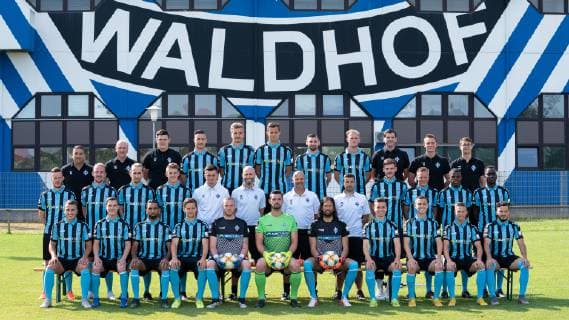 SV Waldhof Mannheim; 3.Liga, Porträttermin 2019 2020, Mannschaftsfoto, hi. Reihe v.li.: George Lamm (Betreuer), Fred Haas (Betreuer), Noel Tack (Betreuer), Mounir Bouziane (19), Maurice Deville (14), Michael Schultz (23), Marcel Hofrath (31), Marcel Seegert (5), Konstantinos Cafaltzis (Mannschaftsarzt), Cedric Schmidt (Physiotherapeut), Florian Mayer (Physiotherapeut), mi. Reihe v.li.: Silas Schwarz (15), Valmir Sulejmani (9), Jesse Weißenfels (11), Florian Flick (32), Dennis Findeisen (Fitnesstrainer), Benjamin Sachs (Co-Trainer), Bernhard Trares (Trainer), Dennis Tiano (Torwart-Trainer), Jan Just (22), Dorian Diring (8), Benedict Dos Santos (21), Jean Romaric Kevin Koffi (30), vo. Reihe v.li.: Mete Celik (3), Raffael Korte (7), Mohamed Gouaida (18), Marco Schuster (6), Timo Königsmann (Torwart, 1), Markus Scholz (Torwart, 25), Miro Varvodic (Torwart, 24), Jonas Weik (28), Gianluca Korte (Gian-Luca Korte, 17), Jan-Hendrik Marx (26), Arianit Ferati (10), Es fehlt: Kevin Conrad (4, nicht im Bild, not pictured)