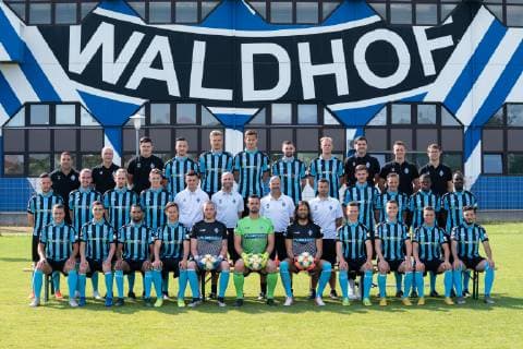 SV Waldhof Mannheim; 3.Liga, Porträttermin 2019 2020, Mannschaftsfoto, hi. Reihe v.li.: George Lamm (Betreuer), Fred Haas (Betreuer), Noel Tack (Betreuer), Mounir Bouziane (19), Maurice Deville (14), Michael Schultz (23), Marcel Hofrath (31), Marcel Seegert (5), Konstantinos Cafaltzis (Mannschaftsarzt), Cedric Schmidt (Physiotherapeut), Florian Mayer (Physiotherapeut), mi. Reihe v.li.: Silas Schwarz (15), Valmir Sulejmani (9), Jesse Weißenfels (11), Florian Flick (32), Dennis Findeisen (Fitnesstrainer), Benjamin Sachs (Co-Trainer), Bernhard Trares (Trainer), Dennis Tiano (Torwart-Trainer), Jan Just (22), Dorian Diring (8), Benedict Dos Santos (21), Jean Romaric Kevin Koffi (30), vo. Reihe v.li.: Mete Celik (3), Raffael Korte (7), Mohamed Gouaida (18), Marco Schuster (6), Timo Königsmann (Torwart, 1), Markus Scholz (Torwart, 25), Miro Varvodic (Torwart, 24), Jonas Weik (28), Gianluca Korte (Gian-Luca Korte, 17), Jan-Hendrik Marx (26), Arianit Ferati (10), Es fehlt: Kevin Conrad (4, nicht im Bild, not pictured)