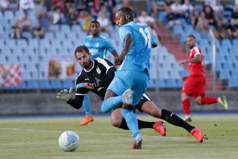 Fussball Champions League 2019 - 2020 9.7.2019, Fussball Europa League, UEFA Champions League, 2019-2020, Qualifikation, Runde 1, Luxemburg, Stade Josy Barthel, Luxemburg (LUX) - F91 Dudelange, Düdelingen, - FC Valletta (MLT) vl: Henry Bonello (Torwart Valletta 1) - Bertino Cabral Barbosa (Düdelingen 11)