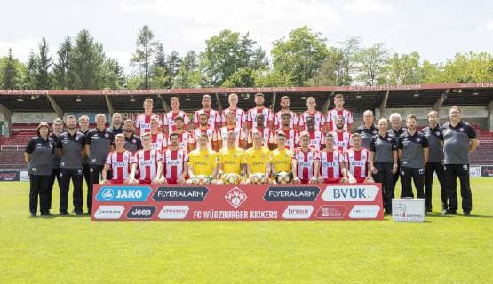 FC Würzburger Kickers, 3. Liga, Porträttermin 2019 2020, Mannschaftsfoto, hintere Reihe von links: Patrick Sontheimer, Niklas Zulciak, Dominic Baumann, Luke Hemmerich, Dave Gnaase, Albion Vrenezi, Leonard Langhans, Dominik Meisel. Mittlere Reihe von links: Rosi Orner (Betreuerin), Klaus Orner (Betreuer), Philipp Eckart (Videoanalyst), Philipp Kunz (Athletiktrainer), Rainer Zietsch (Co-Trainer), Robert Wulnikowski (Torwarttrainer), Michael Schiele (Cheftrainer), Dominik Widemann, Fabio Kaufmann, Daniel Hägele, Sebastian Schuppan, Leroy Kwadwo, Yassin Ibrahim, Frank Ronstadt, Hüseyin Cakmak, Norbert Mahler (Teammanager), Agnieszka Tobiasz-Kolodziej (Physiotherapeutin), Dr. Martin Jansen (Teamarzt), Max Pechtl (Physiotherapeut), Dr. Josef Zimmermann (Teamarzt), David Braunreuther (Physiotherapeut). Vordere Reihe von links: Kevin Frisorger, Maximilian Breunig, Luca Pfeiffer, Vincent Müller, Leon Bätge, Eric Verstappen, Nico Stephan, Hendrik Hansen, Johannes Kraus, Patrick Breitkreuz. Es fehlt: Dr. Dirk Böhm (Teamarzt). Copyright: HMBxMedia xHeikoxBecker