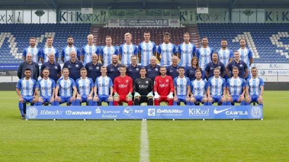 11.07.2019, Hänsch-Arena, Meppen, GER, 1. Herren, Mannschaft des SV Meppen, 1. Reihe, vorne sitzend, v.l.: Hassan Amin (SV Meppen 7), Marius Kleinsorge (SV Meppen 20), Willi Evseev (SV Meppen 14), Marcus Piossek (SV Meppen 11), Leonard Bredol (SV Meppen 21), Matthis Harsmann (SV Meppen 12), Erik Domascke (SV Meppen 32), Jeroen Gies (SV Meppen 1), Janik Jesgarzewski (SV Meppen 3), Markus Ballmert (SV Meppen 15), Florian Egerer (SV Meppen 16), Rene Guder (SV Meppen 18) und David Vrzogic (SV Meppen 27). Mittlere Reihe, v.l.: der sportliche Leiter, Heiner Beckmann, Trainer Christian Neidhart, Co-Trainer Mario Neumann, Torwarttrainer Richard Moes, Daniel Vehring (Physiotherapeut), Michael Wewers (Betreuer), Eugen Geppert (Betreuer), Mannschaftsarzt Thomas Keeese-Röhrs, Ina Stilber (Physiotherapeutin), Videoanalyst Jens Robben und Kai Venemann (Physiotherapeut). Hintere Reihe, stehend, v.l.: Thilo Leugers (SV Meppen 8), Nicolas Andermatt (SV Meppen 25), Hilal El-Helwe (SV Meppen 29), Julius Düker (SV Meppen 26), Marco Komenda (SV Meppen 6), Ted Tattermusch (SV Meppen 30), Jovan Vidovic (SV Meppen 5), Yannick Osee (SV Meppen 4), Steffen Puttkammer (SV Meppen 22), Luka Tankulic (SV Meppen 10), Deniz Undav (SV Meppen 9) und Max Kremer (SV Meppen 17). Meppen Niedersachsen Germany Hänsch-Arena