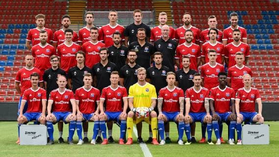 SpVgg Unterhaching; 3.Liga, Porträttermin 2019 2020, Mannschaftsfoto, Untere Reihe v.li.: Christoph Ehlich, Maximilian Krauß, Alexander Kaltner, Niclas Anspach, Nico Mantl, Luca Marseiler, Maximilian Bauer, Stephan Mensah, Sascha Bigalke, Zweite Reihe v.li.: Felix Schröter, Stefan Schwabl (Betreuer), Andreas Fischer (Physio), Frederik Greve (Mannschaftsarzt), Felix Schierholt (Physio), Georg Wallner (Athletiktrainer), Sebastian Friedl (Co-Trainer), Lucas Hufnagl, Max Dombrowka, Dritte Reihe v.li.: Stephan Hain, Jim-Patrick Müller, Thomas Hagn, Patrick Irmler (Co-Trainer), Claus Schromm (Cheftrainer), Steffen Galm (Leiter Kaderplanung), Dominik Stahl, Markus Schwabl, Moritz Heinrich, Obere Reihe v.li.: Paul Grauschopf, Stefan Schimmer, Alexander Winkler, Christoph Greger, Sebastian Wolf (Torwarttrainer), Jannik Bandowski, Marc Endres, Niclas Stierlin. Josef Welzmüller; SpVgg Unterhaching; 3.Liga, Porträttermin 2019 2020, Mannschaftsfoto