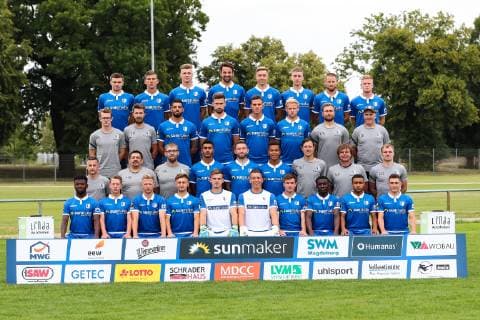 Mannschaftsfoto 1. FC Magdeburg 3. Liga 2019 2020 4. Reihe von links: Björn Rother, Brian Koglin, Philipp Harant, Christian Beck, Anthony Roczen, Pascal Schmedemann, Timo Perthel, Thore Jacobsen 3. Reihe von links: Philipp Brix (Physiotherapeut), Tino Meyer (Physiotherapeut), Jürgen Gjasula, Dustin Bomheuer, Tobias Müller, Sören Bertram, Kevin Waliczek (Spielanalyst), Dirk Keller (Reha- & Athletiktrainer) 2. Reihe von links: Oliver Poranzke (Mannschaftsarzt), Heiko Horner (Mannschaftsleiter Zeugwart), Dr. Stefan Wiegand (Mannschaftsarzt), Tarek Chahed, Rico Preißinger, Marcel Costly, Matthias Tischer (Torwarttrainer), Stefan Krämer (Cheftrainer), Silvio Bankert (Co-Trainer) 1. Reihe von links: Manfred Osei Kwadwo, Marvin Temp, Dominik Ernst, Anton Kanther, Morten Behrens, Alexander Brunst, Charles Elie Laprevotte, Sirlord Conteh, Leon Bell Bell, Mario Kvesic Es fehlt: Dr. Jan Philipp Schüttrumpf (Mannschaftsarzt) - 3. Liga Porträttermin 2019 2020 offizieller Fototermin 1. FC Magdeburg auf dem Trainingsplatz an der MDCC Arena in Magdeburg - Deutschland, Fussball, Mann, Maenner,GER,11.07.2019
