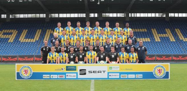 4. Reihe v.li.: Manuel Schwenk (Eintracht Braunschweig), Mike Feigenspan (Eintracht Braunschweig), David Sauerland (Eintracht Braunschweig), Yari Otto (Eintracht Braunschweig), Bernd Nehrig (Eintracht Braunschweig), Martin Kobylanski (Eintracht Braunschweig), Niko Kijewski (Eintracht Braunschweig), Alfons Amade (Eintracht Braunschweig). 3.Reihe v.l.: Betreuer Berthold Schliwa (Eintracht Braunschweig), Marcel Baer (Eintracht Braunschweig), Marc Pfitzner (Eintracht Braunschweig)Nick Otto (Eintracht Braunschweig), Danilo Wiebe (Eintracht Braunschweig), Lasse Schlueter (Eintracht Braunschweig), Robin Becker (Eintracht Braunschweig), Leon Buerger (Eintracht Braunschweig) und Zeugwart und Busfahrer Christian Skolik (Eintracht Braunschweig). 2.Reihe v.l.: Trainer Christian Fluethmann (Eintracht Braunschweig), Frank Eulberg (Eintracht Braunschweig), Co-Trainer Markus Unger (Eintracht Braunschweig), Athletiktrainer Johannes Thienel (Eintracht Braunschweig), Co-Trainer Jonas Stephan (Eintracht Braunschweig), Torwarttrainer Ronny Teuber (Eintracht Braunschweig), Teammanager Holm Stelzer (Eintracht Braunschweig), Mannschaftsarzt Florian Brand (Eintracht Braunschweig), Florian Horn (Eintracht Braunschweig), Leiter Physiotherapie Goce Janevski (Eintracht Braunschweig). 1.Reihe v.l.: Leandro Putaro (Eintracht Braunschweig), Orhan Ademi (Eintracht Braunschweig), Roman Birjukov (Eintracht Braunschweig), Marcel Engelhardt (Eintracht Braunschweig), Nick Proschwitz (Eintracht Braunschweig), Jasmin Fejzic(Eintracht Braunschweig), Yannik Bangsow (Eintracht Braunschweig), Benjamin Kessel (Eintracht Braunschweig), Steffen Nkansah (Eintracht Braunschweig). Es fehlen: Stephan Fuerstner (Eintracht Braunschweig), Felix Burmeister (Eintracht Braunschweig), Onur Bulut (Eintracht Braunschweig)