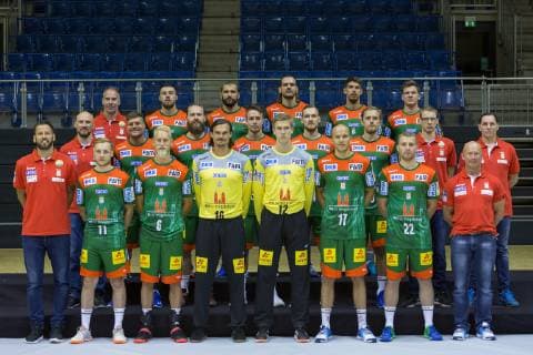 HBL, SC Magdeburg Porträttermin 2019 2020 14.07.2019, xtgx, Handball Liqui Moli Bundesliga, SC Magdeburg Fototermin emspor, Obere Reihe v.l. Tomas Svensson (Torwarttrainer), Filip Kuzmanovic, Zeljko Musa, Erik Schmidt, Piotr Chrapkowski, Christoph Steinert, 2. Reihe v.l.:Yves Grafenhorst (Co-Trainer), Marko Bezjak, Moritz Preuss, Michael Damgaard, Christian O Sullivan, Albin Lagergren, Felix Eckert (Betreuer). Vordere Reihe v.l. Bennet Wiegert (Trainer), Daniel Pettersson, Matthias Musche, Jannick Green Krejberg, Tobias Thulin, Tim Hornke, Lukas Mertens, Frank Hoehne (Physiotherapeut) GETEC Arena