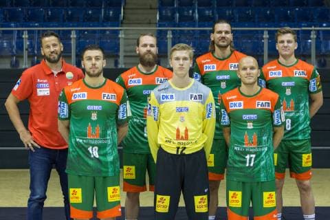 HBL, SC Magdeburg Porträttermin 2019 2020 14.07.2019, xtgx, Handball Liqui Moli Bundesliga, SC Magdeburg Fototermin emspor, v.l. Trainer Bennet Wiegert mit den Neuzugaengen Flip Kuzmanovic, Moritz Preuss, Tobias Thulin, Erik Schmidt, Tim Hornke, Christoph Steinert GETEC Arena