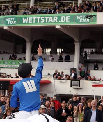 07.07.2019, Hamburg, Hansestadt Hamburg, GER - Jockey Filip Minarik wirft nach dem Sieg mit Sword Peinture seine Rennbrille ins Publikum. Galopprennbahn Hamburg-Horn. (Pferd, Jockey, Sword Peinture, Minarik, Sieg, Rennbrille, werfen, Wurf, Wettstar.de, Wettanbieter, Sponsor, Internetwette, Pferdewette) 190707D355HAMBURG.JPG