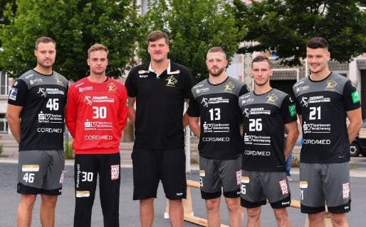 der Trainer mit den Neuzugängen, v.l.: Jonas Thümmler, Tom Göres , Trainer Rico Göde, Mindaugas Dumcius, Marek Vanco und Philip Jungemann, HC Elbflorenz Dresden gegen , Handball, 2. Liga der Männer, 2. Bundesliga, Saison 2019 2020, Dresden, BallsportARENA Dresden,