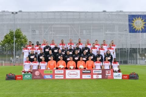 Fortuna Düsseldorf; 1.BL, Porträttermin 2019 2020, Mannschaftsfoto 1.Reihe v.li.: Jean Zimmer, Davor Lovren, Thomas Pledl, Tim Wiesner, Michael Rensing, Florian Kastenmeier, Raphael Wolf, Jannick Theißen, Kevin Stöger, Erik Thommy, Bernard Tekpetey. 2. Reihe v.li.: Dr. med. Ulf Blecker (Mannschaftsarzt), Andreas Gross (Athletiktrainer & Videoanalyse), Philipp Grobelny (Videoanalyse), Axel Zehle (Mentalcoach), Robin Sanders (Athletiktrainer), Claus Reitmaier (Torwarttrainer), Axel Bellinghausen (Co-Trainer), Thomas Kleine (Co-Trainer), Friedhelm Funkel (Cheftrainer), Lutz Pfannenstiel (Sportvorstand). 3. Reihe v.li.: Niko Gießelmann, Alfredo Morales, Kaan Ayhan, Oliver Paashaus (Mannschaftsbetreuer), Benjamin Hauptmann (Mannschaftsbetreuer), Thomas Gucek (Physiotherapeut), Marcel Verstappen (Physiotherapeut), Lucas Trittel (Physiotherapeut), Carsten Fiedler (Leiter Physiotherapie & Rehatrainer), Adam Bodzek, Johannes Bühler, Rouwen Hennings. 4. Reihe v.li.: Matthias Zimmermann, Nana Ampomah, Havard Nielsen, Oliver Fink, Aymen Barkok, Robin Bormuth, Kenan Karaman, Andre Hoffmann, Dawid Kownacki, Marcel Sobottka, Diego Contento.