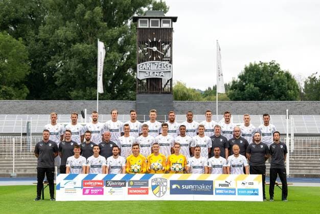 FC Carl Zeiss Jena Saison 2019 2020 Fototermin am 16.7.19 Mannschaftsfoto oberere Reihe v.li.: René Eckardt, Pierre Fassnacht, Dominik Bock, Patrick Schorr, Michael Schüler, Ole Käuper, Nico Hammann, Anton Donkor, Meris Skenderovic, Julian Günther-Schmidt, Tim Kircher, Daniele Gabriele mittlere Reihe v.li.: Lukas Kwasniok (Trainer), Lucca Strolz (Co Trainer), Max Habereder (Athletiktrainer), Bernd Lindrath (TW Trainer), Max Gottwald, Kilian Pagliuca, Maximilian Rohr, Marian Sarr, Marius Grösch, Uwe Dern (Mannschaftsleiter), Fabian Carnarius (Physiotherapeut), Tim Rudolph (Physiotherapeut), Kenta Kambara (Zeugwart) vordere Reihe v.li.: Jannis Kübler, Niklas Jahn, Matthias Kühne, TW Flemming Niemann, TW Jo Coppens, Lukas Sedlak, Justin Schau, Eric Voufack, Maximilian Weiß Ernst Abbe Sportfeld