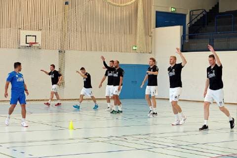 16.07.2019, xovx, Handball HBL Bundesliga, HSG Wetzlar - Trainingslager 2019 emspor, Athletik-Training waehrend der ersten Trainingseinheit im schweizerischen Thun, v.l. Athletiktrainer Jonas Rath (HSG Wetzlar), Ian Weber (HSG Wetzlar), Lars Weissgerber (HSG Wetzlar), Olle Forsell Schefvert (HSG Wetzlar), Joao Ferraz (HSG Wetzlar), Kristian Bjoernsen (HSG Wetzlar), Anton Lindskog (HSG Wetzlar), Lenny Rubin (HSG Wetzlar). (DFL DFB REGULATIONS PROHIBIT ANY USE OF PHOTOGRAPHS as IMAGE SEQUENCES and or QUASI-VIDEO) Thun