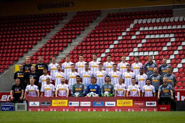 GER, Fussball, Herren, 2.BL, Saison 2019 2020, Porträttermin, 18.07.2019, SSV Jahn Regensburg SSV Jahn Regensburg; 2.BL, Porträttermin 2019 2020, Mannschaftsfoto,hi. Reihe v.li.: Tobias Rutzinger, Wolfgang Brummer, Julian Derstroff, Erik Wekesser, Sebastian Stolze, Max Besuschkow, Marcel Correia, Marc Lais, Tom Baack, Kristian Barbuscak, Andreas Gehlen; mi. Reihe v.li.: Dr. Anreas Harlass-Neuking, Matthias Günther, Chima Okoroji, Sebastian Nachreiner, Tim Knipping, Markus Palionis, Dominic Volkmer, Andreas Albers, Marco Gruettner, Florian Heister, Sebastian Dreier, Mersad Selimbegovic ; unt. Reihe v.li.: Reinhold Reisinger, Alexander Nandzik, Jann George, Jan-Marc Schneider, Alexander Weidinger, Alexander Meyer, Andre Weis, Benedikt Saller, Andreas Geipl , Oliver Hein, Jonas Meier