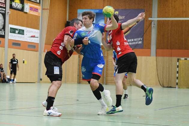 Alexander Schmid ( 7, VfL Pfullingen) im Zweikampf mit Lukas Zerbe ( 24, TBV Lemgo Lippe), VfL Pfullingen vs. TBV Lemgo, Handball, Freundschaftsspiel, 18.07.2019, VfL Pfullingen vs. TBV Lemgo, Handball, Freundschaftsspiel, 18.07.2019 Dettingen an der Erms Copyright: xEIBNER Florian_Schustx EP_SCHUST