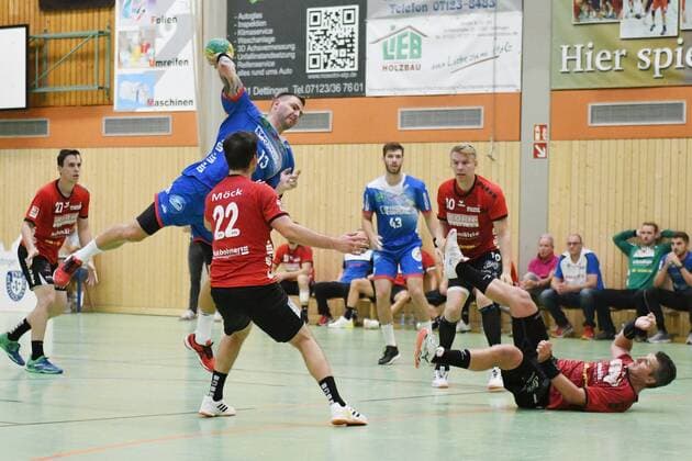 Christoph Theuerkauf ( 13, TBV Lemgo Lippe) bei einem Angriff, Florian Moeck ( 22, VfL Pfullingen) kann nur noch zuschauen, VfL Pfullingen vs. TBV Lemgo, Handball, Freundschaftsspiel, 18.07.2019, VfL Pfullingen vs. TBV Lemgo, Handball, Freundschaftsspiel, 18.07.2019 Dettingen an der Erms Copyright: xEIBNER Florian_Schustx EP_SCHUST