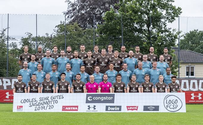4. Reihe (v.l.n.r.): Daniel Buballa, Christopher Avevor, Luca Zander, Marvin Knoll, Boris Tashchy, Johannes Flum, Marc Hornschuh, Kevin Lankford, Ersin Zehir, Rico Benatelli, Jan-Philipp Kalla 3. Reihe (v.l.n.r.): Mike Muretic (Physiotherapeut), Dominik Körner (Physiotherapeut), Alexander Blase (Physiotherapeut), Jannik Niden (Spielanalyst), Philipp Ziereis, Henk Veerman, Florian Carstens, Thorge Blöcker (Zeugwart), Siegmar Krahl (Zeugwart), Andreas Kreft (Zeugwart) 2. Reihe (v.l.n.r.): Dr. Sebastian Schneider (Mannschaftsarzt), Dr. Volker Carrero (Mannschaftsarzt), Florian Lechner (Osteopath), Christoph Hainc (Athletiktrainer), Karim Rashwan (Athletiktrainer), Hans Schrijver (Co-Trainer & Gegneranalyst), Janosch Emonts (Athletiktrainer), Mathias Hain (Torwarttrainer), Andre Trulsen (Co-Trainer), Markus Gellhaus (Co-Trainer), Jos Luhukay (Cheftrainer) Vordere Reihe (v.l.n.r.): Cenk Åžahin, Waldemar Sobota, Jakub Bednarczyk, Yiyoung Park, Dimitrios Diamantakos, Svend Brodersen, Robin Himmelmann, Ryo Miyaichi, Christopher Buchtmann, Finn Ole Becker, Mats Moller Daehli, Luis Coordes 15.07.19, Hamburg, Mannschaftsfototermin beim FC St.Pauli, Â