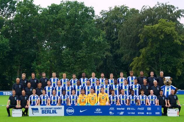 Fussball DFL 1 Bundesliga Berlin 19.07.2019 Hertha BSC Porträttermin 2019 2020 Mannschaftsfoto Hintere Reihe von links nach rechts: Dominik Wohlert (Videoanalyst), Henrik Kuchno (Athletiktrainer), Hendrik Vieth (Athletiktrainer), Alexander Esswein, Per Skjelbred, Matthew Leckie, Salomon Kalou, Ondrej Duda, Marvin Plattenhardt, Peter Pekarik, Lukas Klünter, Sidney Friede, Frederik Syna (Physiotherapeut), Michael Becker (Physiotherapeut), Hendrik Herzog (Zeugwart) Mittlere Reihe von links nach rechts: Dr. Ulrich Schleicher (Mannschaftsarzt), Harald Gämperle (Assistenztrainer), Ante Covic (Cheftrainer), Eduard Löwen, Arne Maier, Karim Rekik, Dedrick Boyata, Vedad Ibisevic, Niklas Stark, Marko Grujic, Jordan Torunarigha, Florian Baak, Davie Selke, Thomas Sennewald (Osteopath), Nello di Martino (Teamleiter), Herthinho Vordere Reihe von links nach rechts: Mirko Dickhaut (Assistenztrainer), Zsolt Petry (Torwarttrainer), Julian Albrecht, Palko Dardai, Pascal Köpke, Javairo Dilrosun, Vladimir Darida, Thomas Kraft, Rune Jarstein, Dennis Smarsch, Muhammed Kiprit, Maximilian Mittelstädt, Daishawn Redan, Maurice Covic, Dennis Jastzrembski, David de Mel (Physiotherapeut), Robert Abramczyk (Zeugwart)