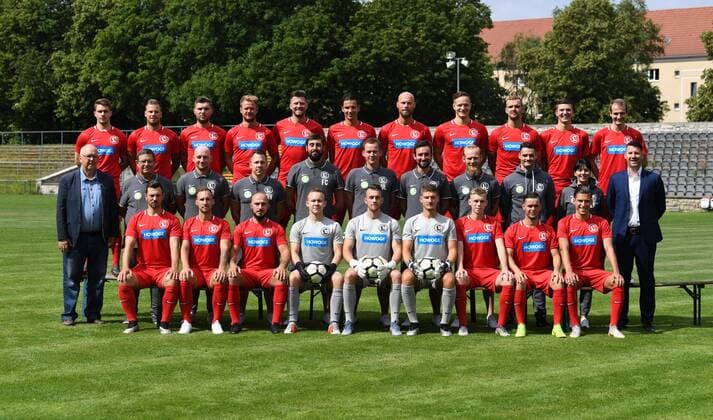 Fussball, Herren, Regionalliga Nordost, Saison 2019 2020, SV Lichtenberg 47, Offizieller Fototermin, Hintere Reihe v. l. Julian Hentschel, Philipp Grüneberg, Christian Gawe, Philipp Kulecki, Thomas Brechler, David Hollwitz, Sebastian Reiniger, Kevin Owczarek, Jonas Schmidt, Lucas Lindemann, Moritz Künne, mittlere Reihe v. l. Schatzmeister Volker Herholz, Betreuer Klaus Schröder, Betreuer Christian Reiß, Torwarttrainer Riccardo Ventura, Co-Trainer Fabio Corghi, Trainer Uwe Lehmann, Co-Trainer Sven Gruel, Co-Trainer Alexander Foth, Physiotherapeut Christian Lewin, Physiotherapeutin Linda Friedrich, Sportchef Benjamin Plötz, vordere Reihe v. l. Patrick Jahn, Richard Ohlow, Ali Sinan, Ivan Ostrouhov, Niklas Wollert, Fritz Pflug, Finn Wozniak, Pascal Eifler, Philip Einsiedel, es fehlen Benyas Junge-Abiol, Nils Fiegen, Luca Naumann, Moritz Schöps, 06.07. 2019, Copyright: xMatthiasxKochx
