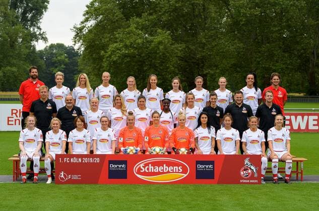 Köln, Geißbockheim, 16.07.2019: Hintere Reihe, von links: Mannschaftsarzt Arnt Kirchner, Theresa Gosch, Nina Windmüller, Meike Meßmer, Franziska Wendel, Sabina Horvat, Karoline Kohr, Carolin Schraa, Romina Frommont, Peggy Nietgen, Physiotherapeut Patrick Weber Mittlere Reihe, von links: Co-Trainer Nico Reese, Trainer Willi Breuer, Anna Kirschbaum, Rachel Rinast, Lucia Ondrusova, Eunice Beckmann, Sonja Giraud, Individualtrainerin Marie Pyko, Athletiktrainer Nicolas Brandt, Torwarttrainer Dennis Fabian Vordere Reihe, von links: Amber Barrett, Madeline Gier, Yuka Hirano, Vanessa Zilligen, Pauline Nelles, Elvira Herzog, Saskia Frensch, Francesca Calo, Seohui Sim, Isabelle Linden, Kristina Hild beim Mannschaftsfoto der Damenmannschaft des 1.FC Köln Saison 2019 20 am Dienstag den 16. Juli 2019 am Geißbockheim, Köln Mannschaftsfoto 1. FC Köln Saison 2019 20