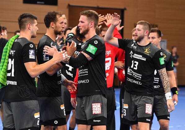 der HC Elbflorenz klatscht nach dem Schlusspfiff ab, HC Elbflorenz Dresden gegen SC DHfK Leipzig, Testspiel, Freundschaftsspiel, Handball, 2. Liga der Männer, 2. Bundesliga, Saison 2019 2020, Dresden, BallsportARENA Dresden, 27.07.2019,