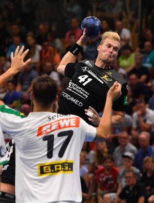 am Ball: Michal Kasal (Dresden) gegen Oliver Seidler (Leipzig), HC Elbflorenz Dresden gegen SC DHfK Leipzig, Testspiel, Freundschaftsspiel, Handball, 2. Liga der Männer, 2. Bundesliga, Saison 2019 2020, Dresden, BallsportARENA Dresden, 27.07.2019,