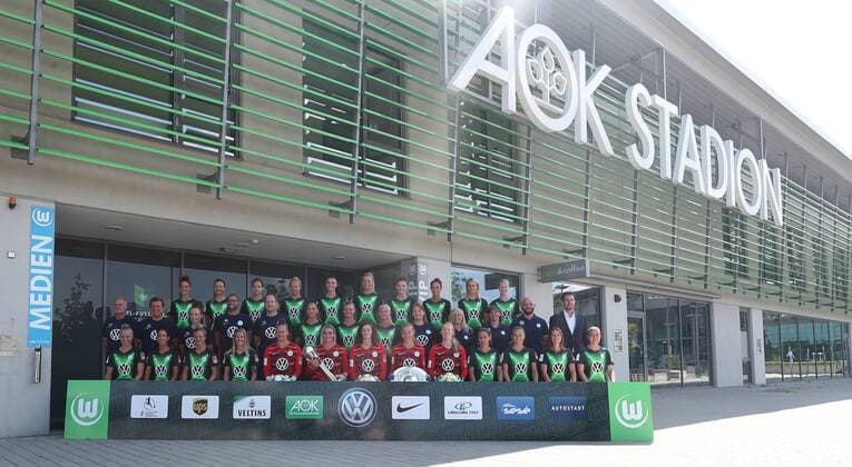 Das Team des VfL Wolfsburg: Obere Reihe v.l. Felicitas Rauch (vfL Wolfsburg), Joelle Wedemeyer (VfL Wolfsburg), Babett Peter (VfL Wolfsburg), Zsanett Jakabfi (VfL Wolfsburg), Ingrid Syrstad Engen (VfL Wolfsburg), Fridolina Rolfoe (vfL Wolfsburg), Dominique Bloodworth (vfL Wolfsburg), Sara Doorsoun (VfL Wolfsburg), Lena Goessling (VfL Wolfsburg), Anna-Lena Stolze (VfL Wolfsburg). Mittlere Reihe, v.l.: Klaus Voss, Betreuer, Joerg Schmidt, Betreuer und Zeugwart, Fee-Maresa Mueller, Physio, Omar Rueppel, Leitender Physio, Dr. Christian Schroeter, Mannschaftsarzt, Sara Bjoerk Gunnarsdottir (VfL Wolfsburg), Alexandra Popp (VfL Wolfsburg), Pernille Harder (VfL Wolfsburg), Donna Newberry , Analystin, Theresa Merk, Co-Trainerin, Ariane Hingst, Co-Trainerin, Cheftrainer Stephan Lerch (VfL Wolfsburg), Ralf Kellermann, Sportlicher Leiter. Untere Reihe, v.l.: Pia-Sophie Wolter (VfL Wolfsburg), Claudia Neto (VfL Wolfsburg), Svenja Huth (VfL Wolfsburg), Lara Dickenmann (VfL Wolfsburg), Friederike Abt (VfL Wolfsburg), Jana Burmeister (VfL Wolfsburg), Almuth Schult (VfL Wolfsburg), Melina Loeck (VfL Wolfsburg), Hedvig Lindahl (VfL Wolfsburg), Anna Blaesse (VfL Wolfsburg), Ewa Pajor (VfL Wolfsburg), Noelle Maritz (VfL Wolfsburg), Kristine Minde (VfL Wolfsburg).